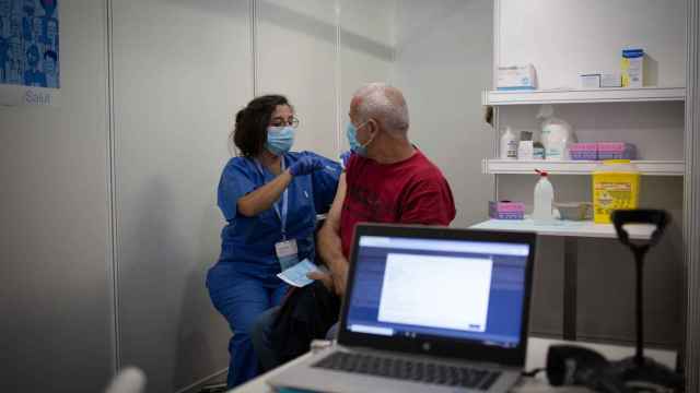 Un hombre es vacunado en un centro médico de Barcelona / EUROPA PRESS