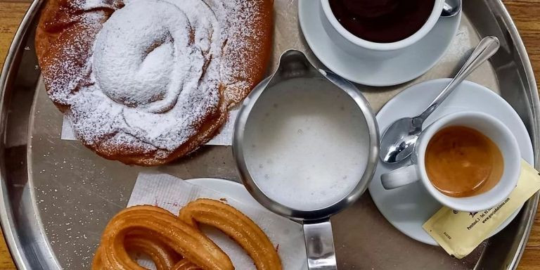 Chocolate a la taza con churros y ensaimada de la granja Dulcinea / INSTAGRAM