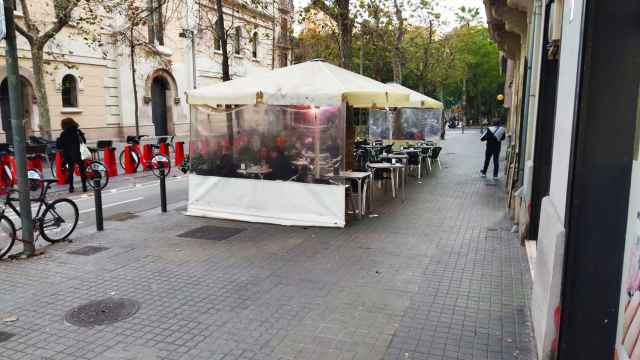 Una terraza sobre la acera en Enric Granados / METRÓPOLI