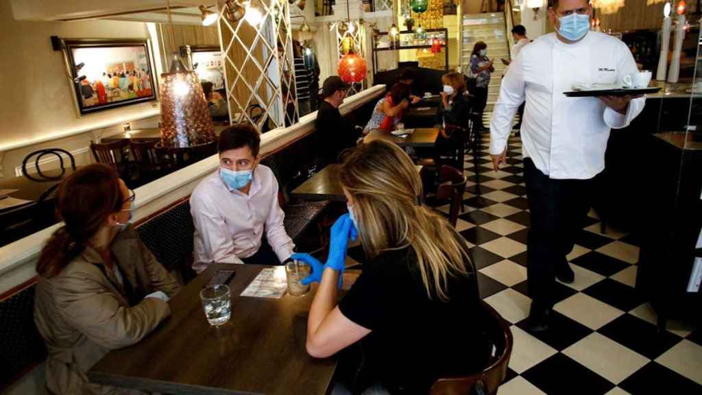 Clientes del restaurante Núria de la Rambla de Barcelona con mascarillas para protegerse del coronavirus / EFE - QUIQUE GARCÍA