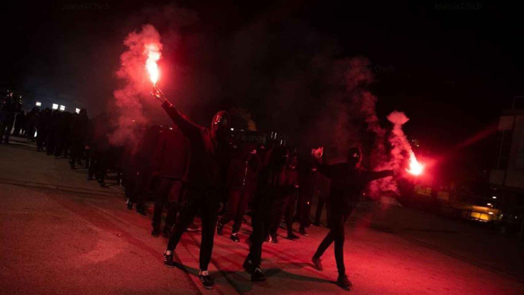 Estudiantes que han bloqueado los accesos de la UAB contra la ley Castells con bengalas / SEPC UAB