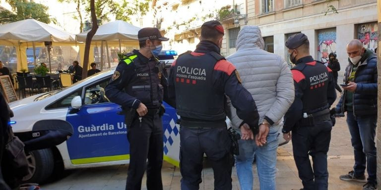 Uno de los detenidos en el narcopiso desmantelado en la calle de Sant Pere Mitjà / MOSSOS D'ESQUADRA