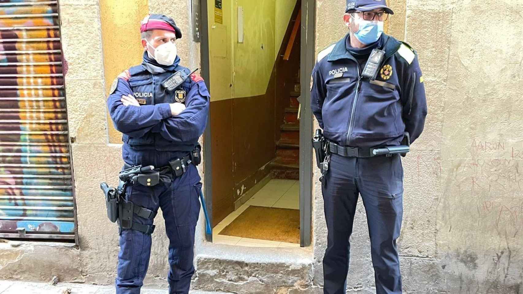 Agentes de las policías barcelonesa y catalana frente al narcopiso desmantelado / GUARDIA URBANA