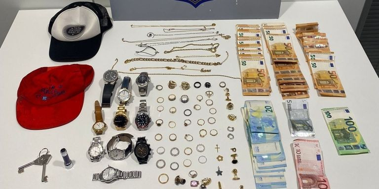 Botín incautado por los Mossos d'Esquadra tras detener a un ladrón en Sarrià / MOSSOS D'ESQUADRA