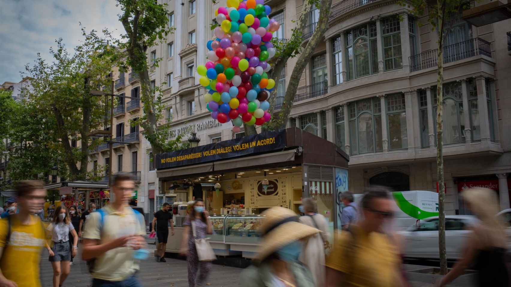 Protesta de un paradista de la Rambla por la supresión de las antiguas pajarerías / EUROPA PRESS