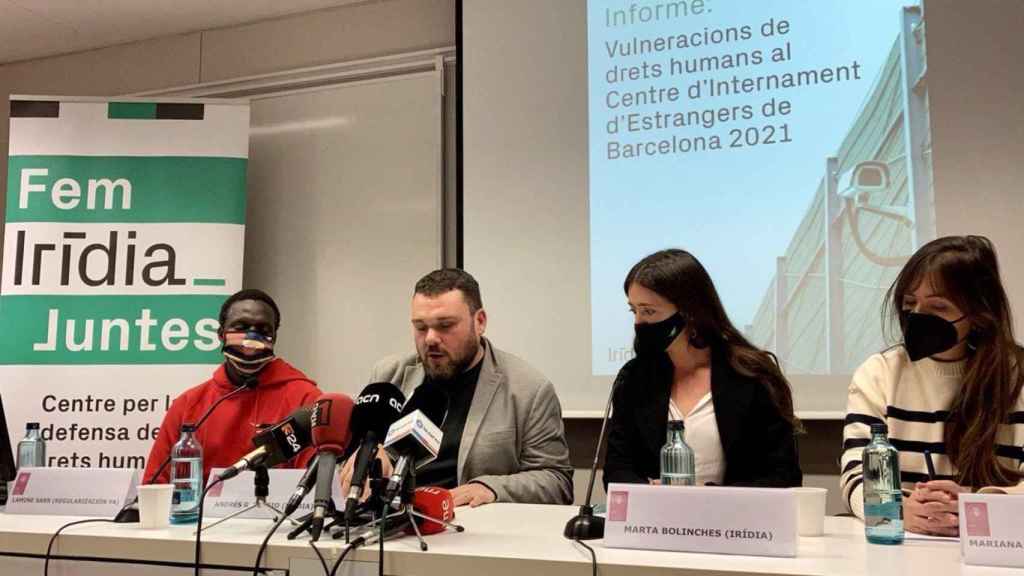 El codirector de Irídia, Andrés Garcia Berrio, durante su intervención en la presentación del informe en Barcelona / IRÍDIA