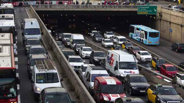 Imagen de una retención de vehículos en la ciudad de Barcelona / EFE