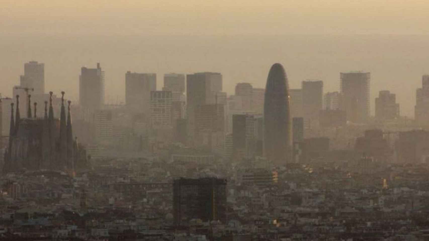 Imagen panorámica de Barcelona durante un episodio de alta contaminación