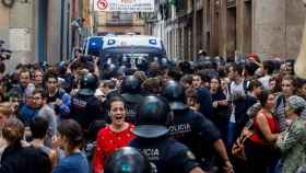 Mossos y activistas antidesahucios durante un desalojo en el barrio del Raval / EFE