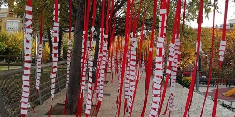 Los árboles con los deseos del Pasaje de los Deseos / AJUNTAMENT SANTA COLOMA