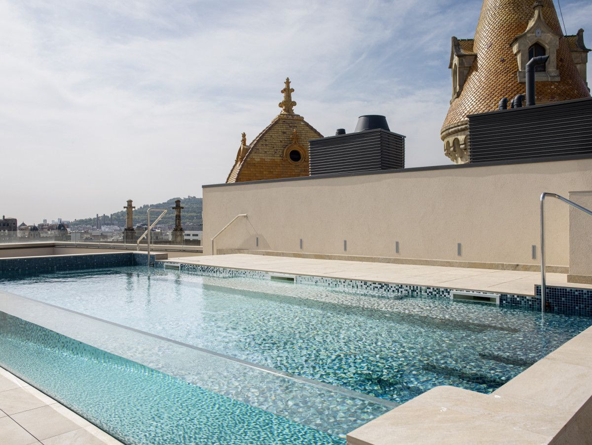 Piscina del Rooftop bar del hotel ME Barcelona