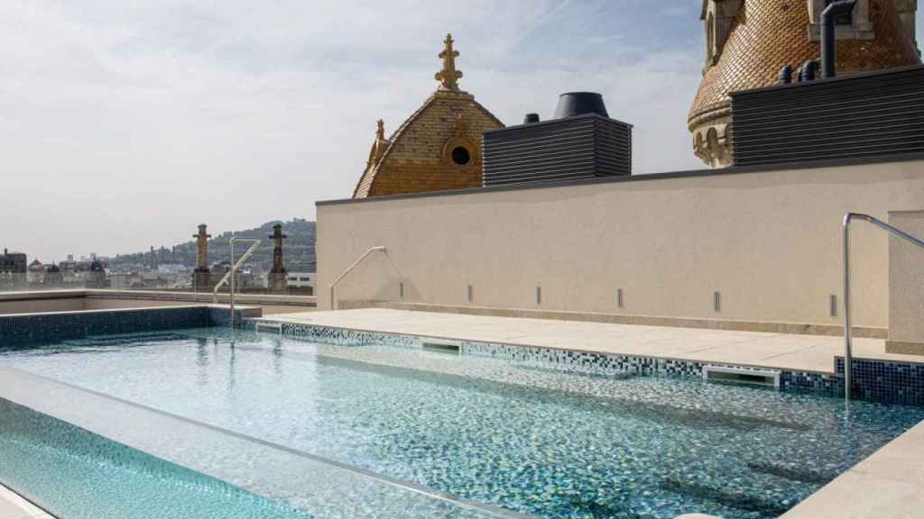 Piscina del Rooftop bar del hotel ME Barcelona