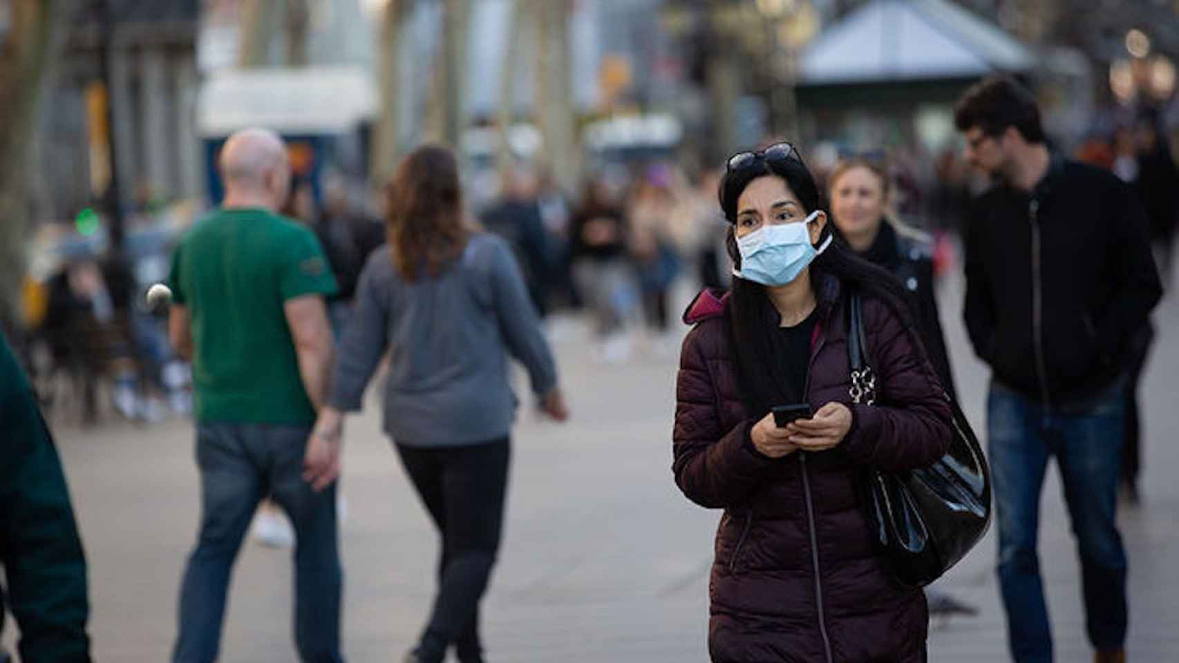 Una mujer con la mascarilla puesta en la Rambla de Barcelona / EUROPA PRESS