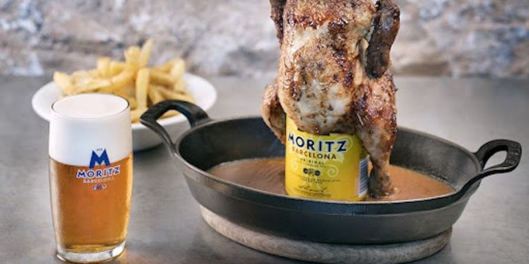 El pollo a la cerveza de Moritz, un clásico del local / FÀBRICA MORITZ