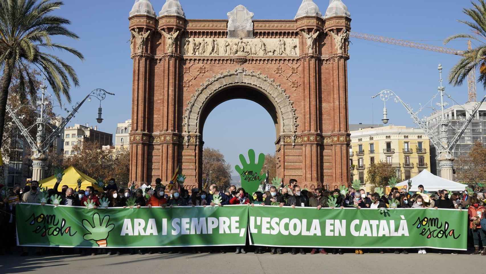 Miles de personas se manifiestan este sábado en defensa de la inmersión lingüística / LUIS MIGUEL AÑÓN