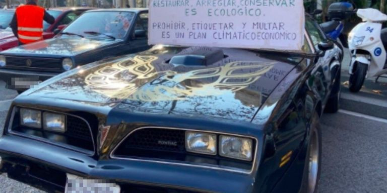 Un coche antiguo con una pancarta reivindicativa contra la ZBE / CEDIDA