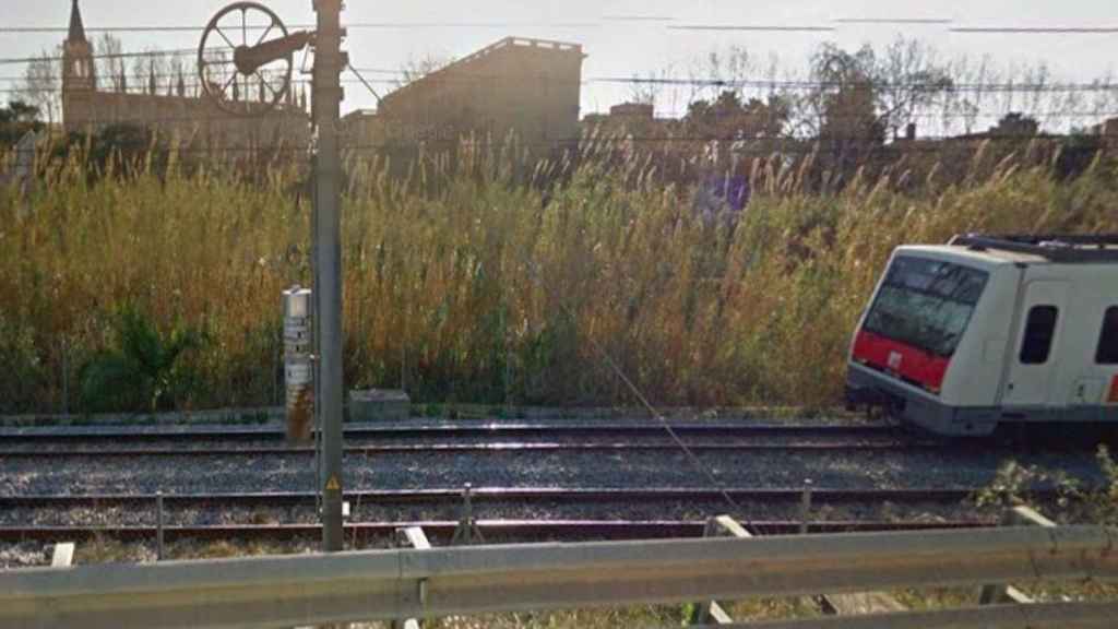 La zona de vías de Sant Boi de Llobregat cercana al lugar donde una mujer intentó suicidarse / GOOGLE STREET VIEW