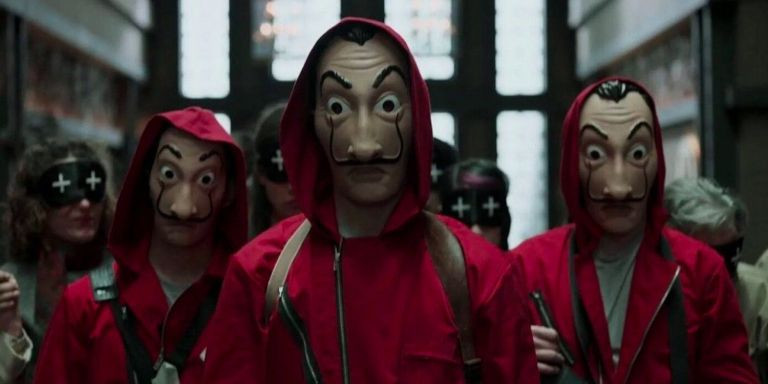 Fotograma de La casa de papel en el que aparecen los protagonistas con las máscaras de Dalí