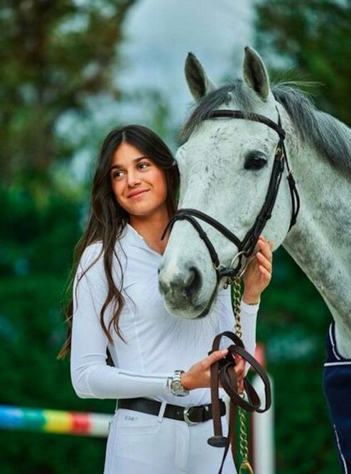 Sira posa con su caballo en sus redes sociales / INSTAGRAM