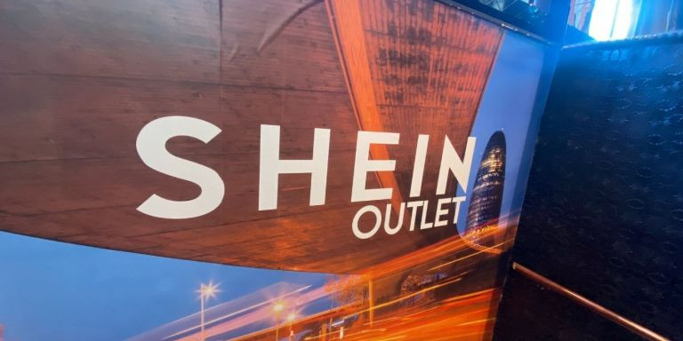 Cartel que publicita el espacio de Shein dentro de Shana / METRÓPOLI