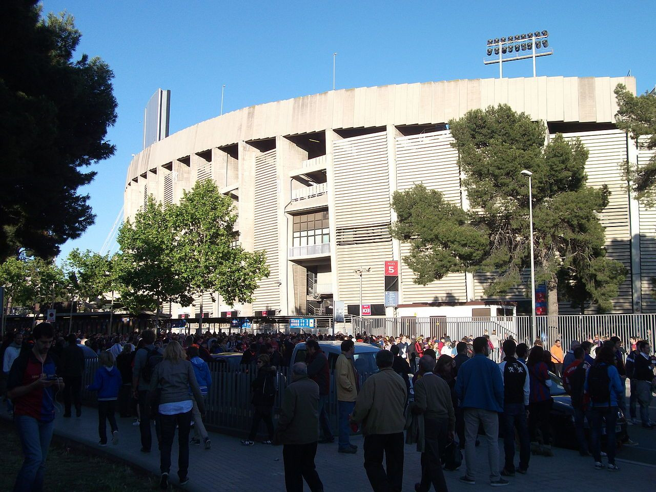 Público en los aledaños del Camp Nou / WIKI