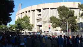 Público en los aledaños del Camp Nou / WIKI