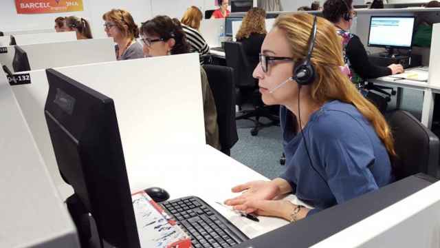 Trabajadores del 010 en una imagen de archivo / AYUNTAMIENTO DE BARCELONA