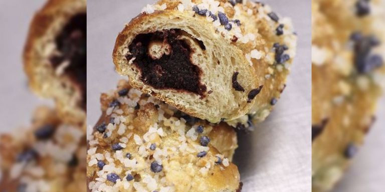 Este es el roscón de Reyes especial de violetas y gianduja de la pastelería Bubó / BUBÓ BARCELONA