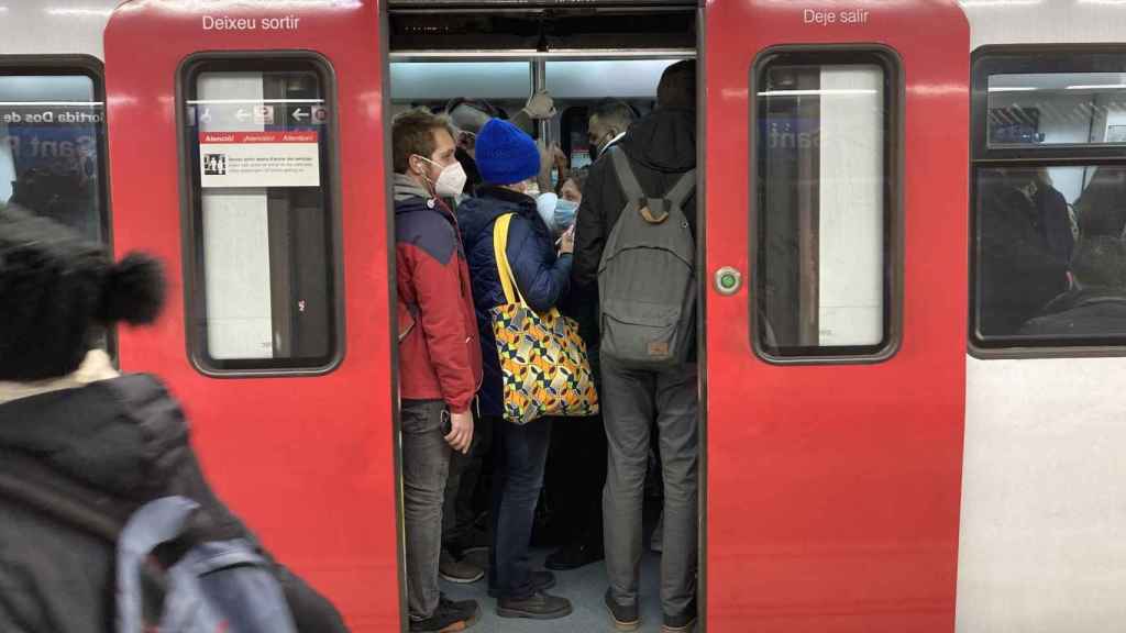 Aglomeración de pasajeros en un vagón de la L5 del metro de Barcelona / TWITTER