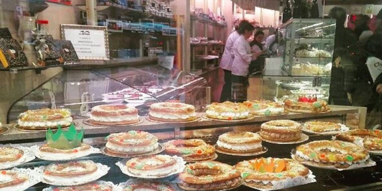 Roscones de Reyes lucen en el escaparate de la Casa Vives en la calle de Sants / CASA VIVES