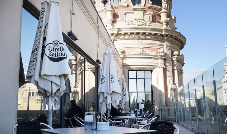 La terraza de la última planta de El Corte Inglés de Portal de l'Àngel / LENA PRIETO (MA)