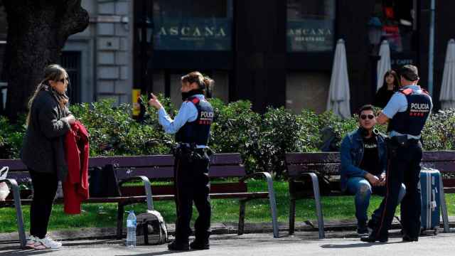 Una agente de los Mossos en una imagen de archivo / ARCHIVO