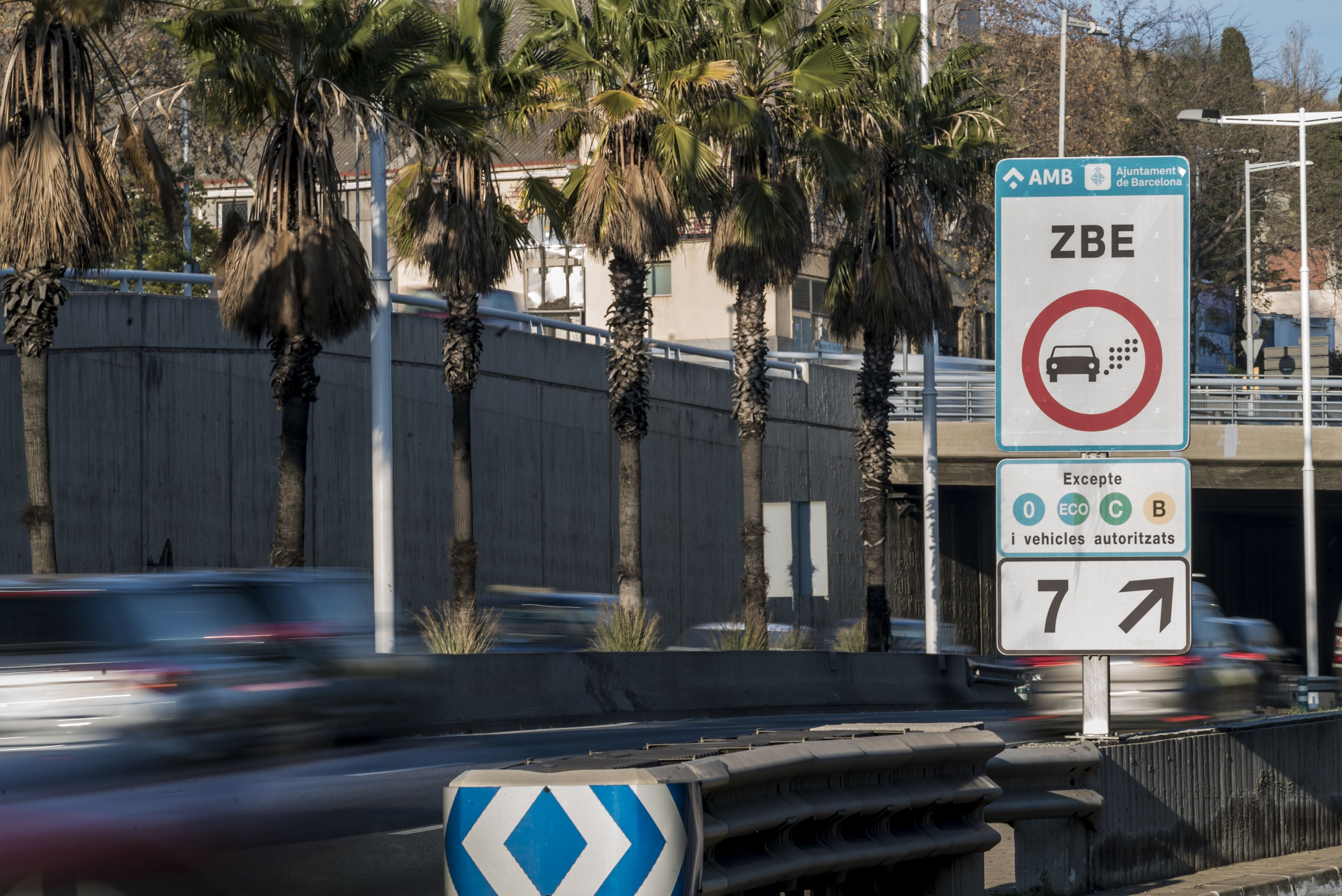 Indicador de la Zona de Bajas Emisiones (ZBE) en la Ronda de Dalt / AJ BCN