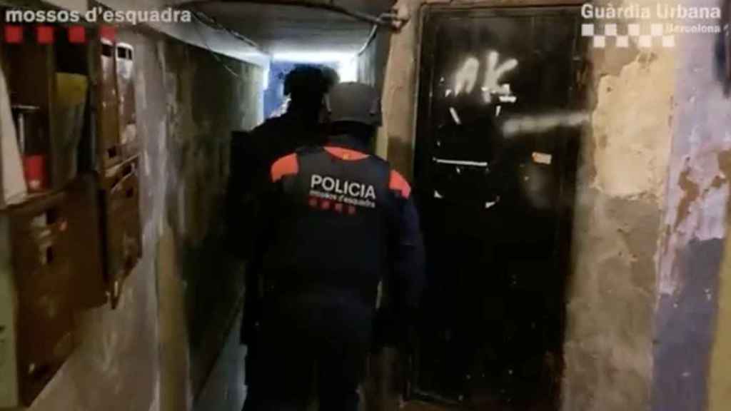 Los Mossos d'Esquadran entran en uno de los pisos registrados / MOSSOS