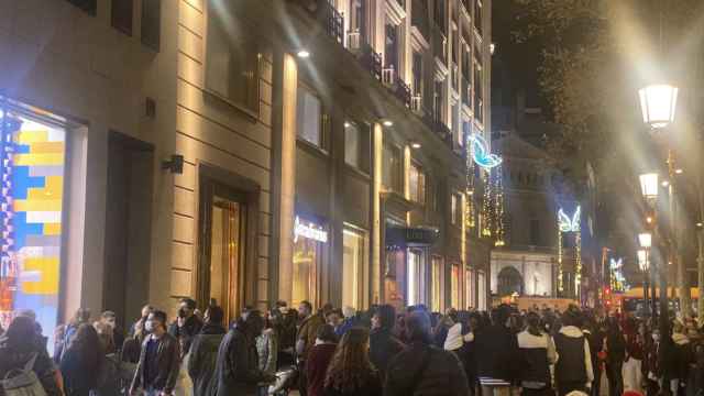 Miles de barceloneses acuden al centro de la ciudad a realizar las compras de Navidad / METRÓPOLI