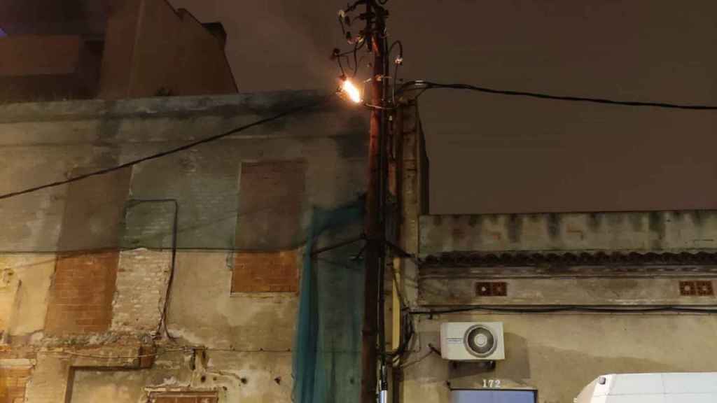 Un poste de la luz arde en Gorg, Badalona / CEDIDA