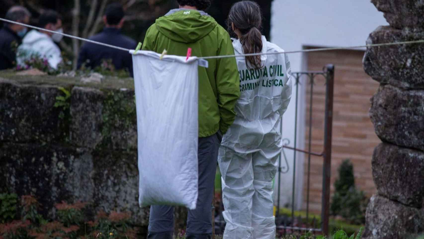 La Guardia Civil, en la fica de Cortegada donde habrían matado al barcelonés José María R.Z. / EFE