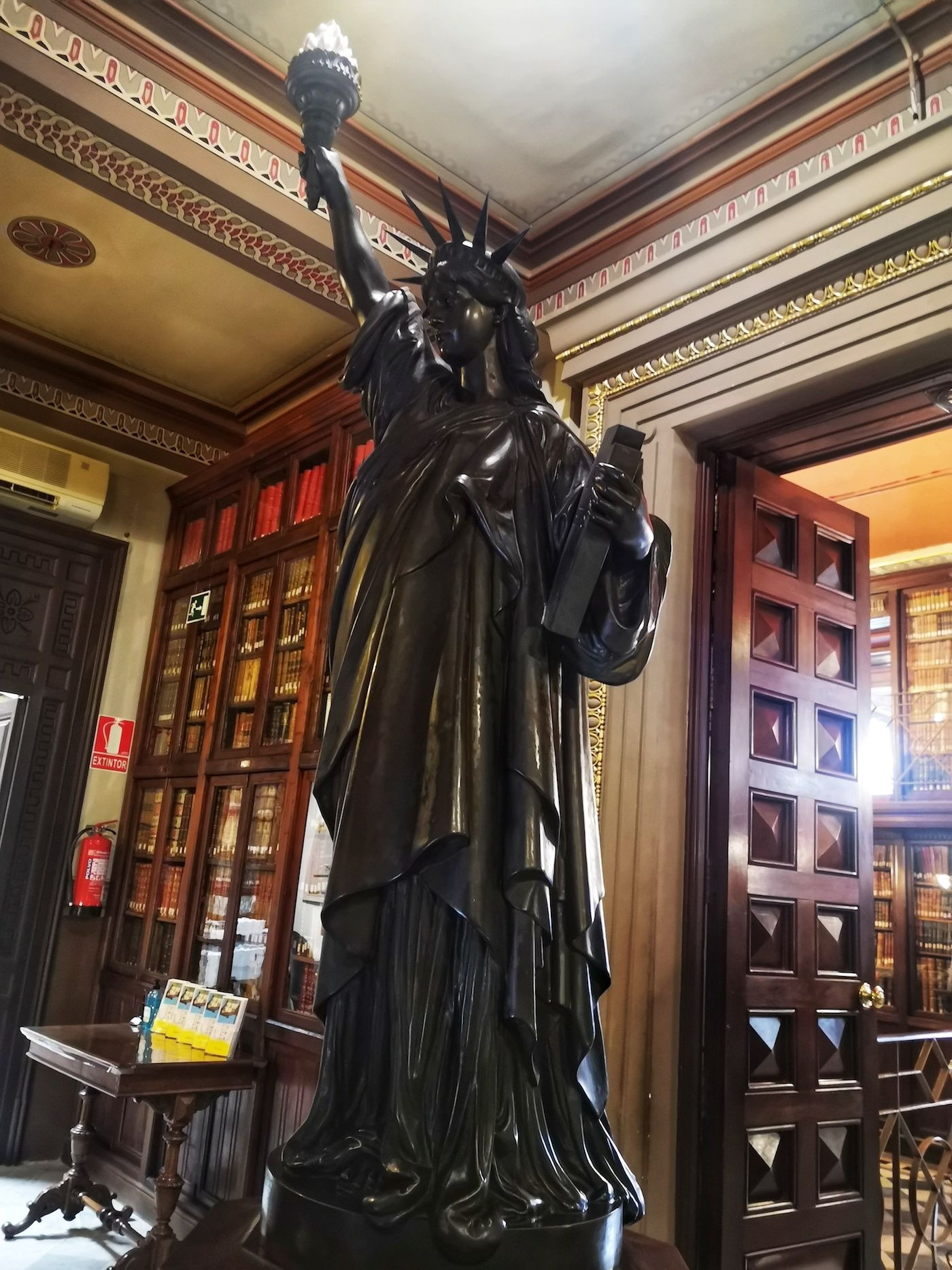 La Estatua de la Libertad ubicada en la biblioteca Arús / INMA SANTOS