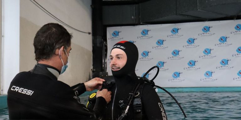 Miki Núñez preparándose para la inmersión en L'Aquàrium / CEDIDA