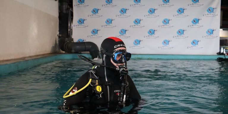 Miki Núñez a punto de sumergirse con los tiburones por el cáncer infantil / CEDIDA