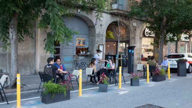 Una de las terrazas ampliadas con motivo de la pandemia / AJ BCN