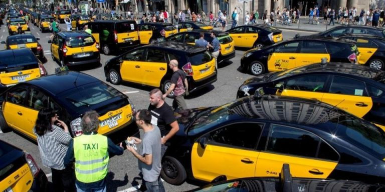 Taxistas colapsando el centro de Barcelona durante una protesta / EFE