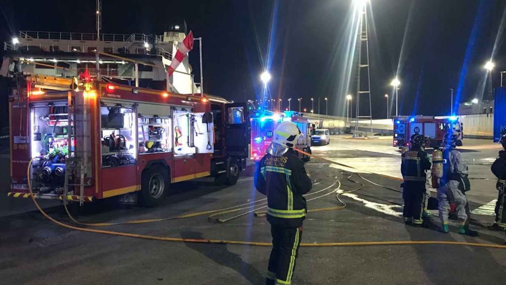 Alarma en el Puerto de Barcelona por una fuga de líquido corrosivo / BOMBERS BCN