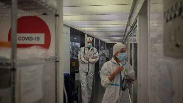 Sanitarios en un hospital de Barcelona / EUROPA PRESS