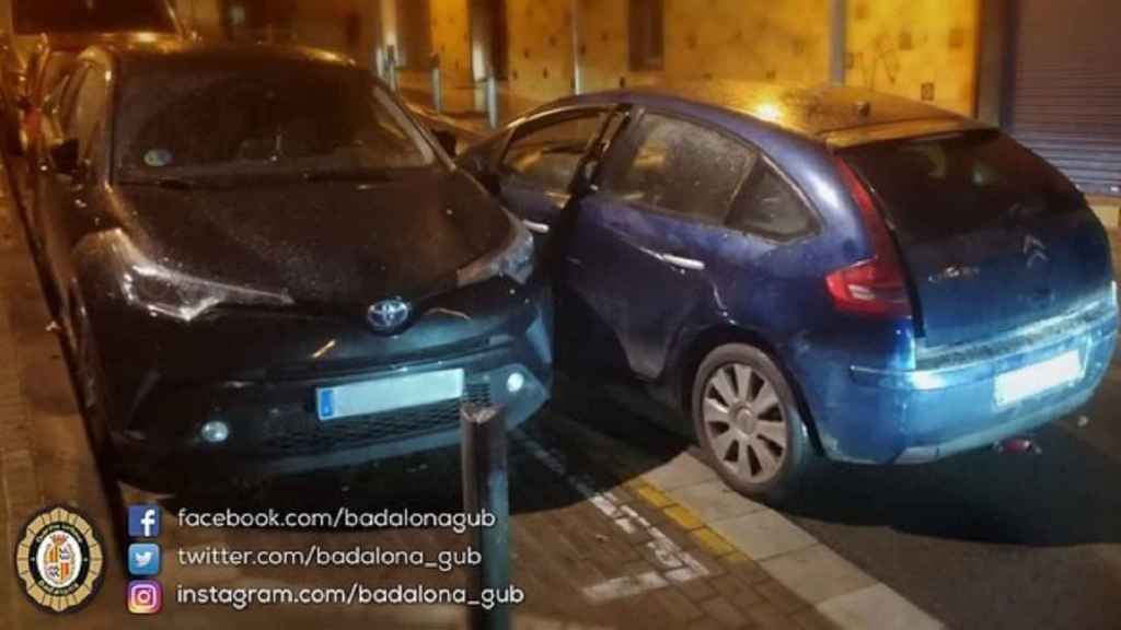 El coche del conductor borracho con uno de los vehículos contra los que chocó en Badalona / GUÀRDIA URBANA