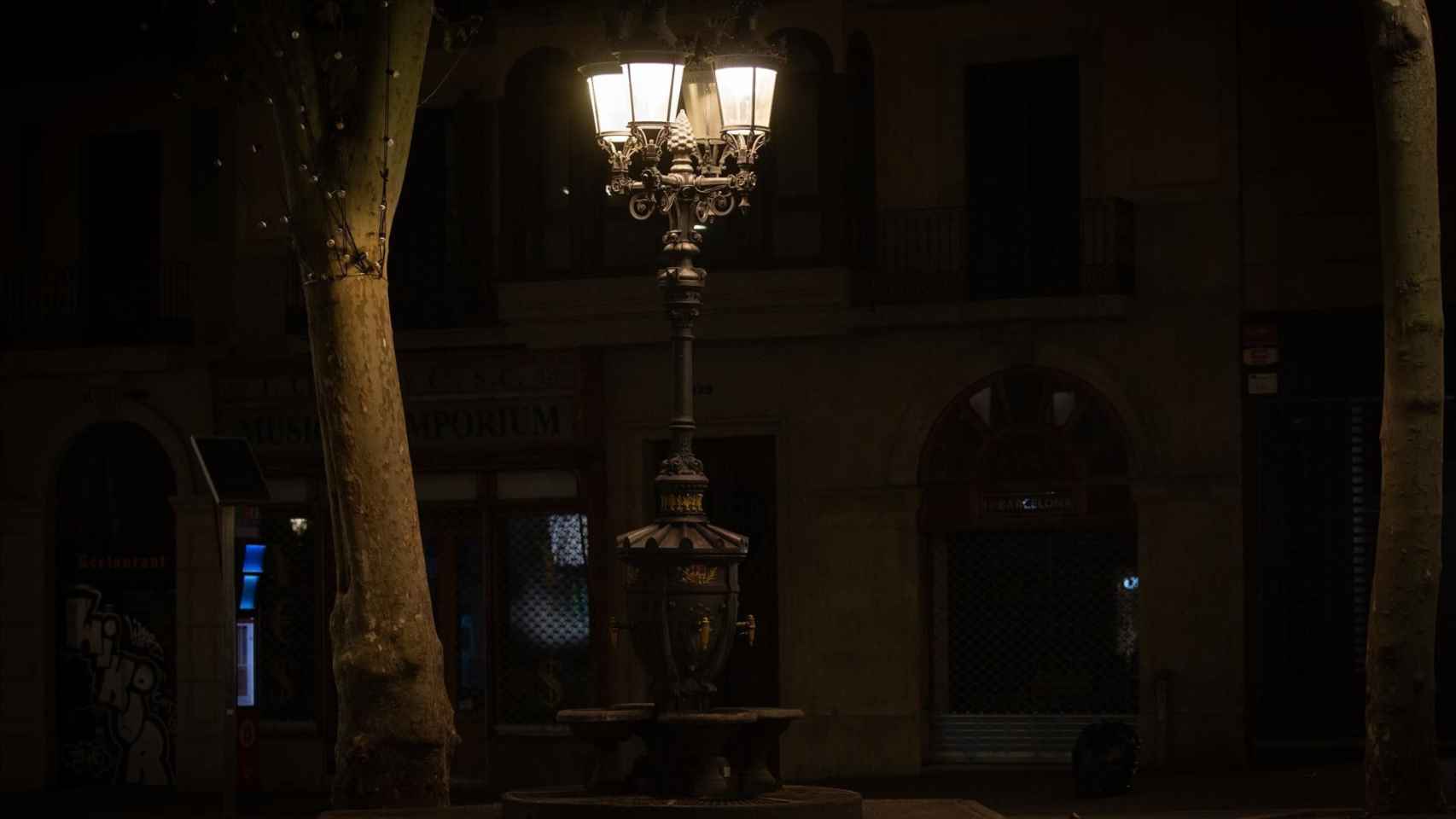 Zona de la fuente de Canaletes vacía al inicio del toque de queda en Barcelona / David Zorrakino - Europa Press - Archivo