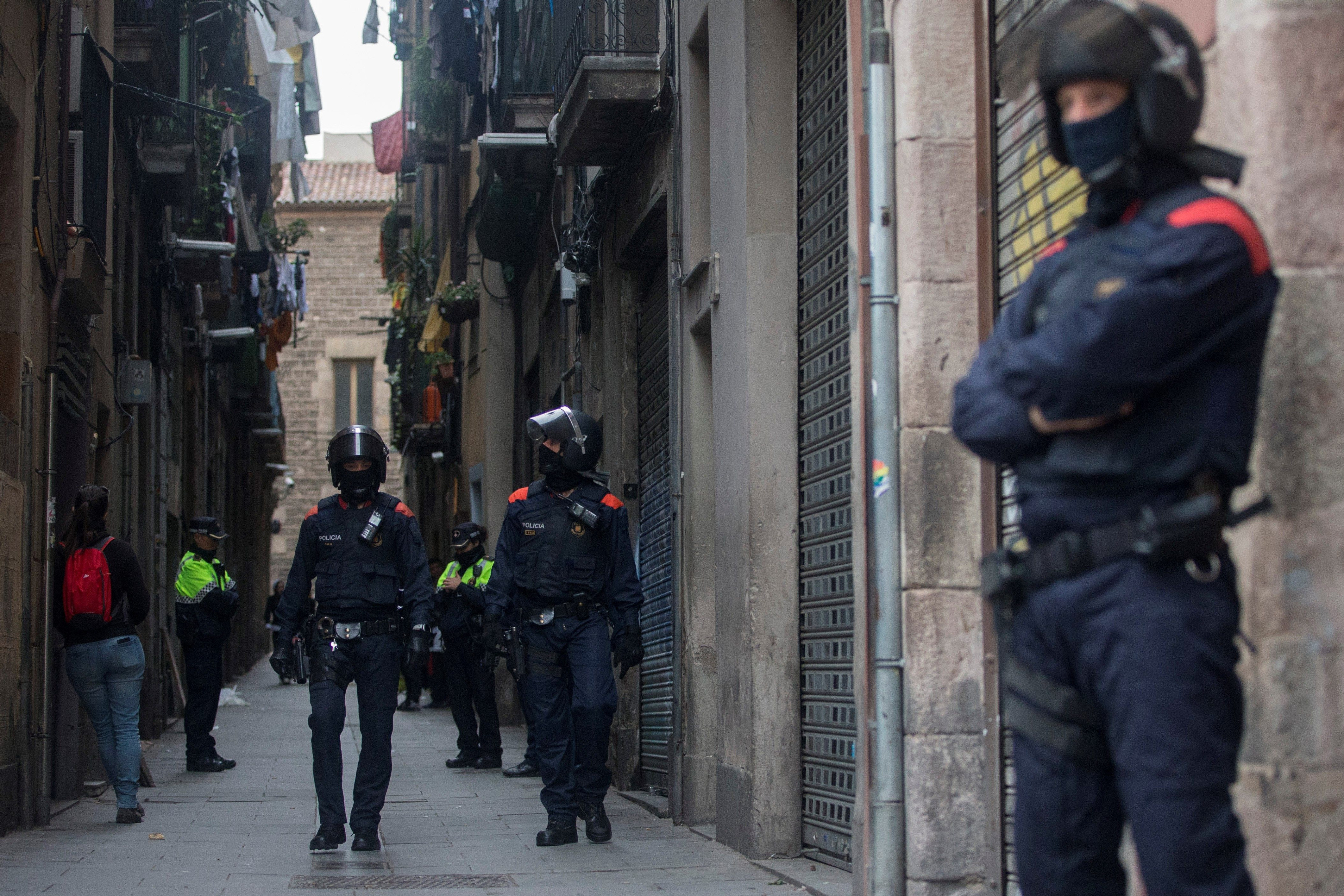 Mossos d'Esquadra durante una operación contra narcopisos en Barcelona / EFE