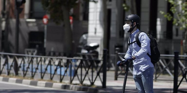 Un joven circula en patinete por Barcelona / EUROPA PRESS