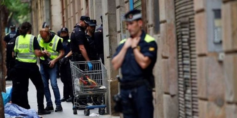 Agentes de policía de distintos cuerpos durante un episodio de inseguridad en Barcelona / EFE