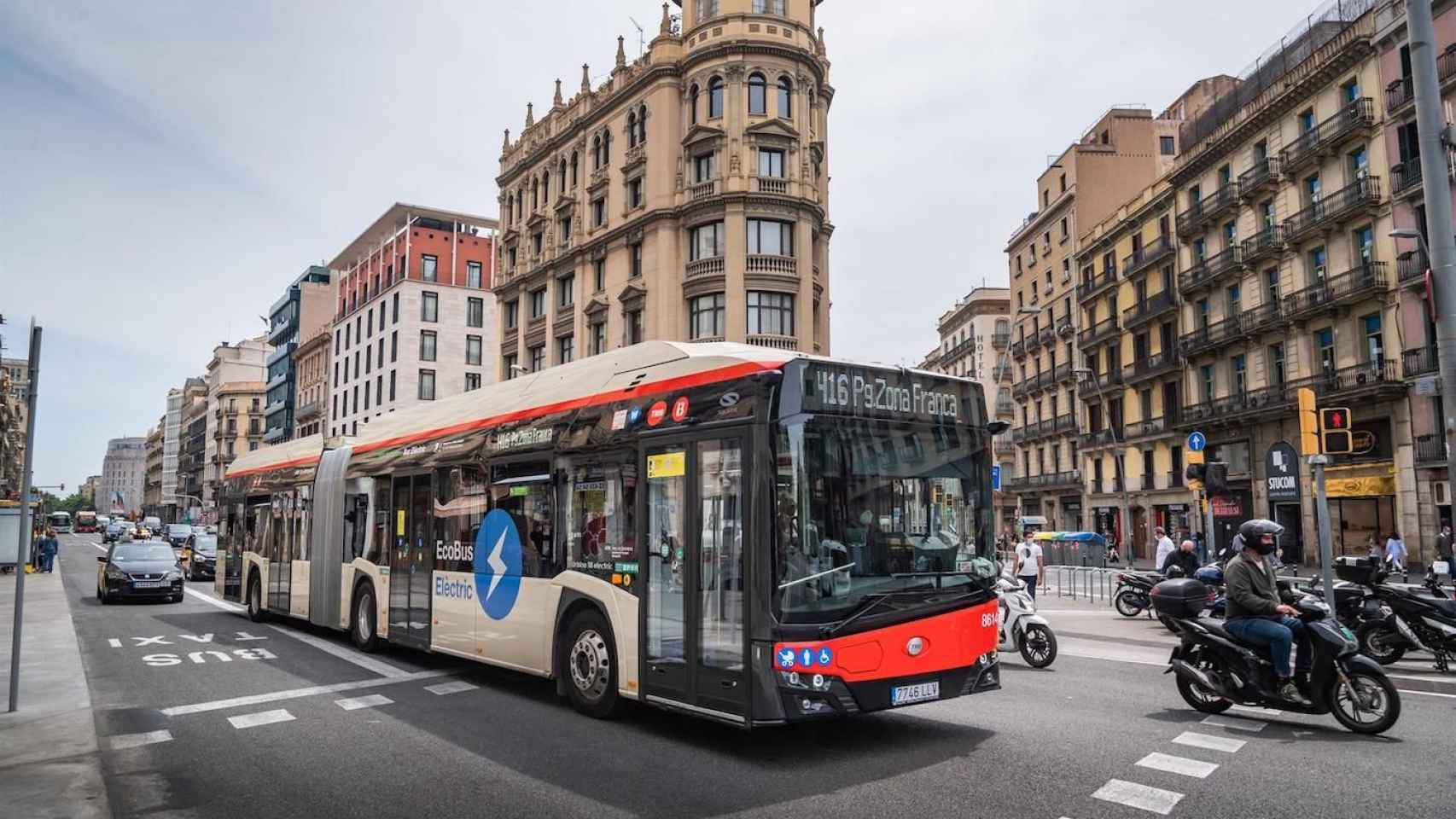 Línea H16 del autobús interurbano de Barcelona en la que quedaron atrapadas dos adolescentes / EUROPA PRESS